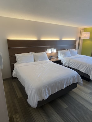 Standardzimmer, 2 Queen-Betten, Nichtraucher | Schreibtisch, Bügeleisen/Bügelbrett, kostenlose Babybetten