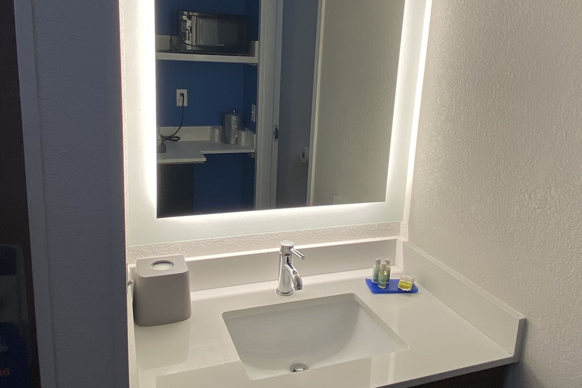 Habitación estándar | Baño | Tina con regadera, secadora de cabello, toallas