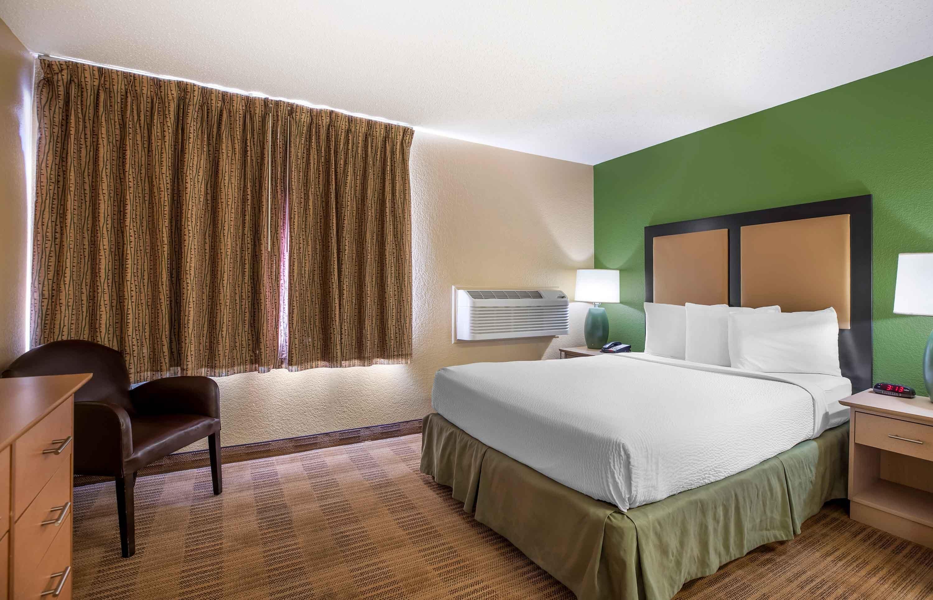 Studio, 1 Queen Bed, Non Smoking | Desk, iron/ironing board, free WiFi, bed sheets