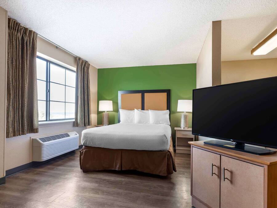 Deluxe Studio, 1 Queen Bed with Sofa bed, Non Smoking | Desk, iron/ironing board, free WiFi, bed sheets