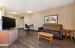 Deluxe Studio, 1 Queen Bed with Sofa bed, Non Smoking