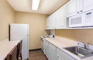 Deluxe Studio, 1 Queen Bed with Sofa bed, Non Smoking | Desk, iron/ironing board, free WiFi, bed sheets