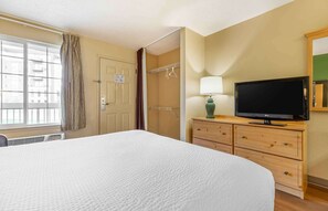 Studio, 1 Queen Bed, Non Smoking | Desk, iron/ironing board, free WiFi, bed sheets