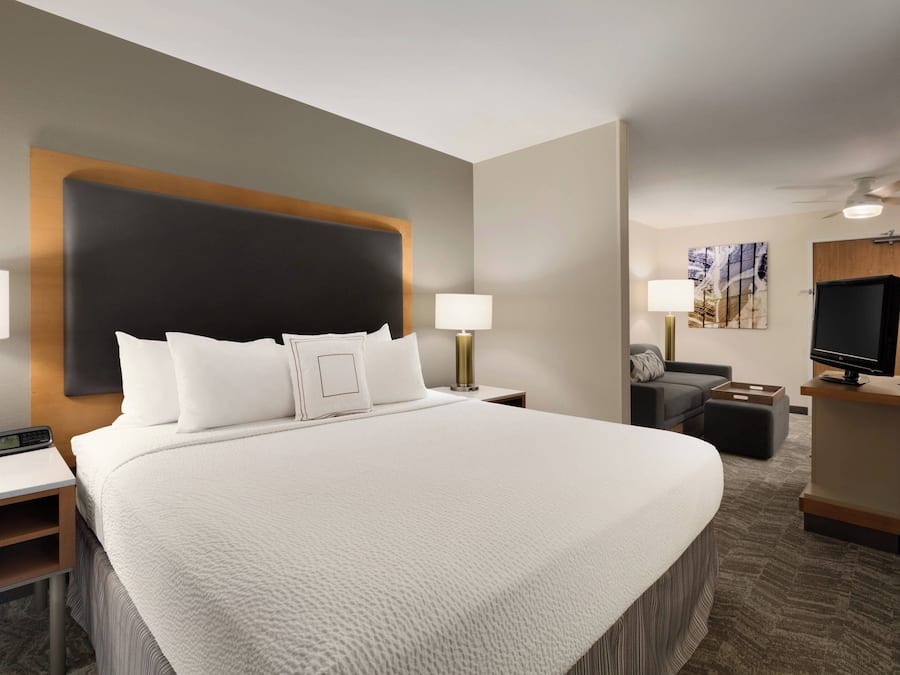 Literie de qualité supérieure, bureau, rideaux occultants