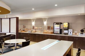 朝食 (セルフサービス)、毎日提供 (無料)
