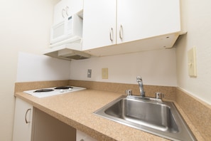 Full-sized fridge, microwave, stovetop