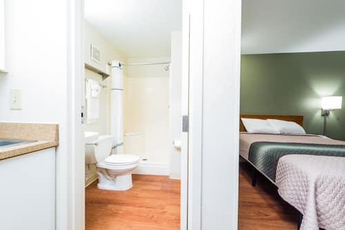 Standard Studio, 1 Queen Bed, Non Smoking | Free WiFi, bed sheets