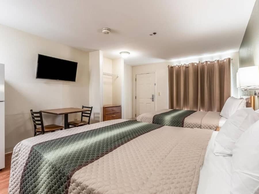 Estudio, 2 camas de matrimonio | Wifi gratis y ropa de cama