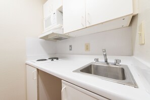 Full-sized fridge, microwave, stovetop