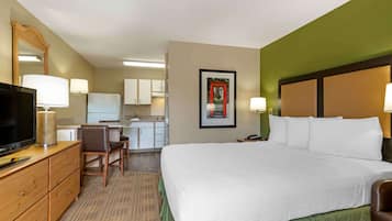 Studio, 1 Queen Bed, Non Smoking | Desk, free WiFi, bed sheets