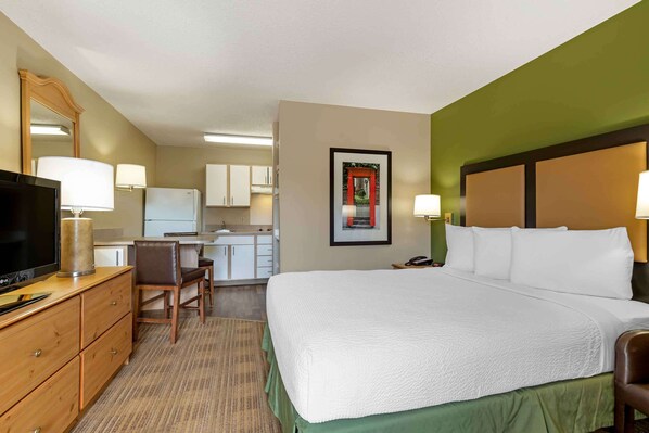 Studio, 1 Queen Bed, Non Smoking | Desk, free WiFi, bed sheets