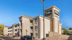 A multi-story hotel with a sign for 'Extended Stay America'. - Extended Stay America Select Suites Denver Cherry Creek (Glendale)