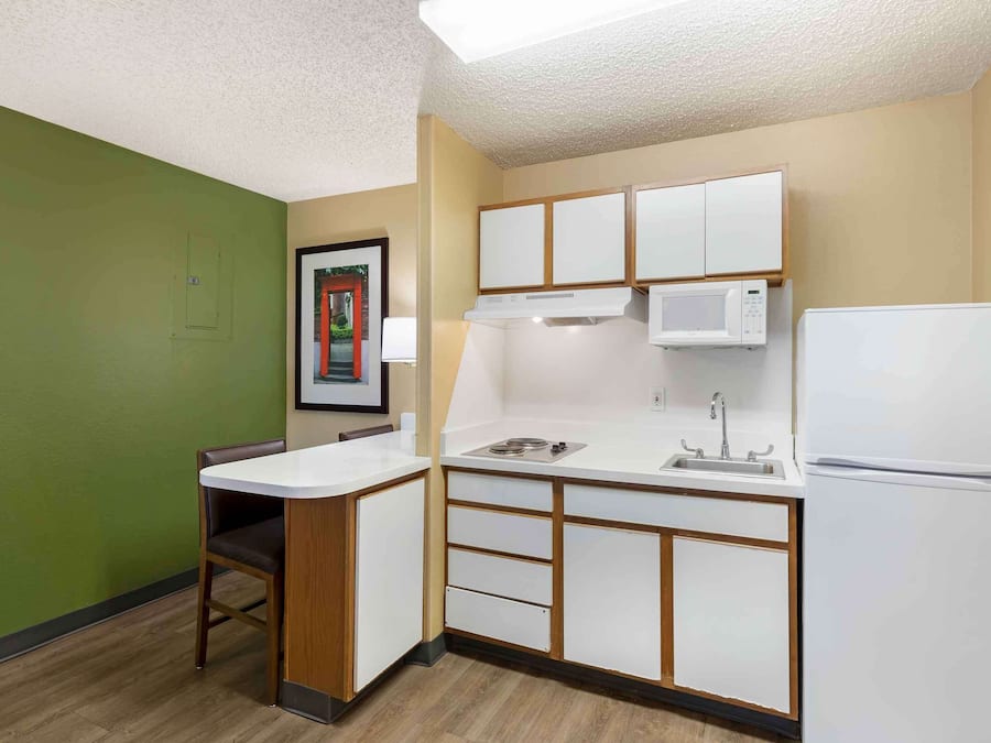 Een koelkast, een magnetron, een kookplaat