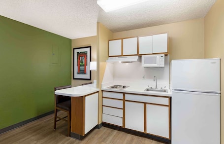 Réfrigérateur, micro-ondes, plaque de cuisson. Extended Stay America Select Suites Denver Cherry Creek