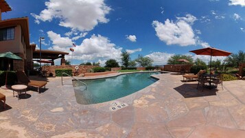 Una piscina al aire libre de temporada