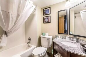 Shower, perlengkapan mandi gratis, pengering rambut, dan handuk