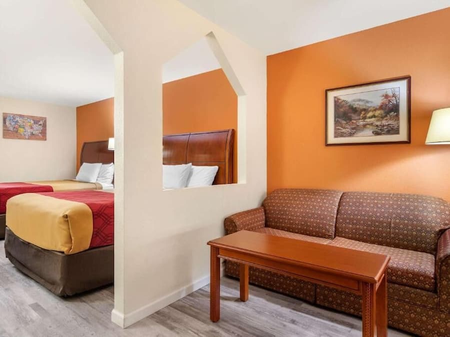 Deluxe Double Room | Desk, iron/ironing board, free WiFi, bed sheets