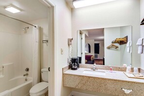 Combined shower/bathtub, free toiletries, hair dryer, slippers