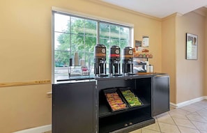 Café da manhã para viagem grátis todos os dias