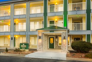 Exterior - HomeTowne Studios By Red Roof Denver - Glendale/ Cherry Creek (Glendale)