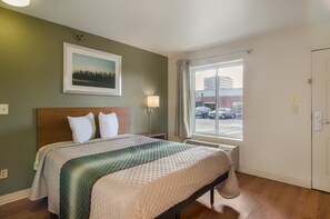 Free WiFi, bed sheets - HomeTowne Studios By Red Roof Denver - Glendale/ Cherry Creek (Glendale)