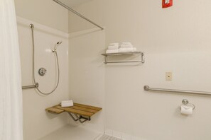 Studio, 1 Queen-Bett, barrierefrei, Nichtraucher | Badezimmer | Dusche, Handtücher
