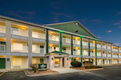 HomeTowne Studios By Red Roof Denver - Glendale/ Cherry Creek