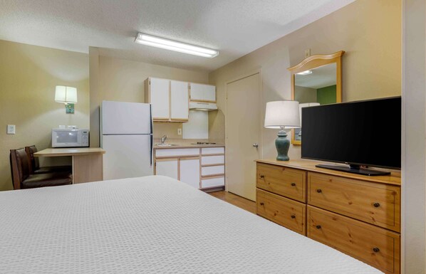 Studio, 1 King Bed, Non Smoking | Hypo-allergenic bedding, desk, laptop workspace, iron/ironing board