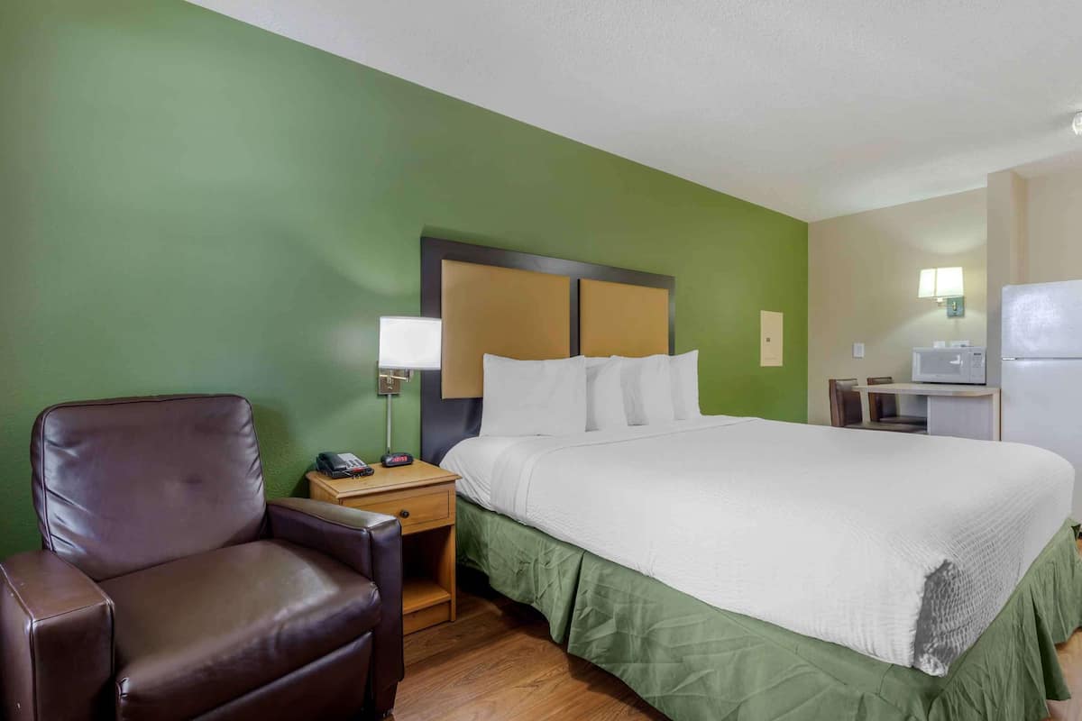 Studio, 1 King Bed, Non Smoking | Hypo-allergenic bedding, desk, laptop workspace, iron/ironing board