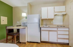Studio, 1 très grand lit, non-fumeurs | Cuisine privée | Grand réfrigérateur, micro-ondes, plaque de cuisson