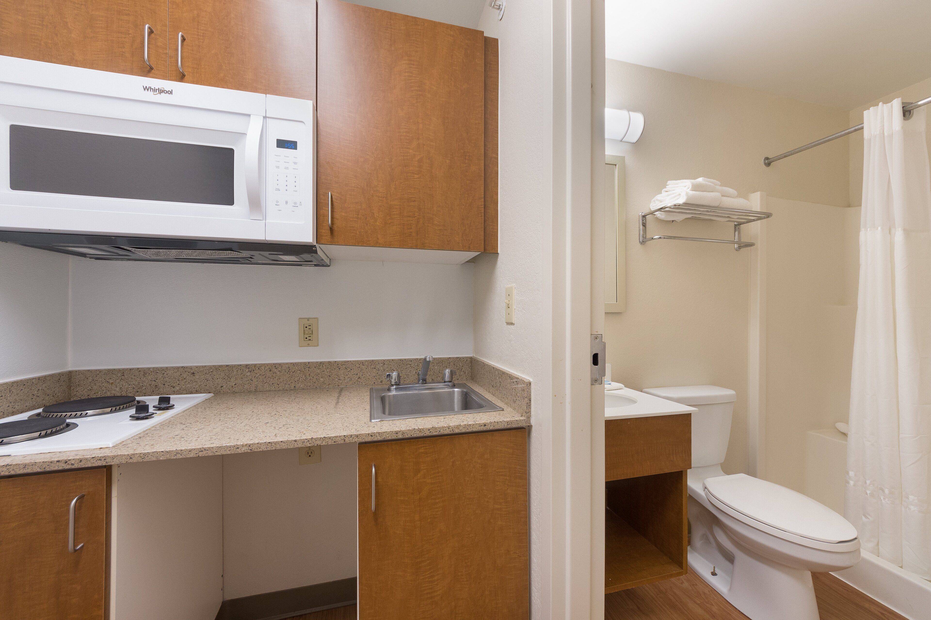 Réfrigérateur, micro-ondes, plaque de cuisson, tables à manger