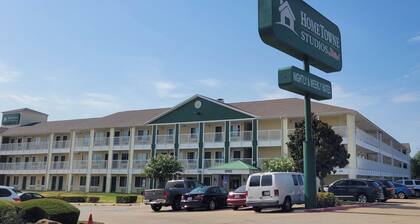 HomeTowne Studios by Red Roof Dallas - Irving