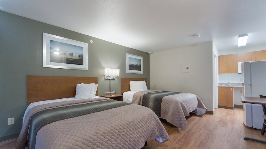 HomeTowne Studios by Red Roof Dallas - Irving