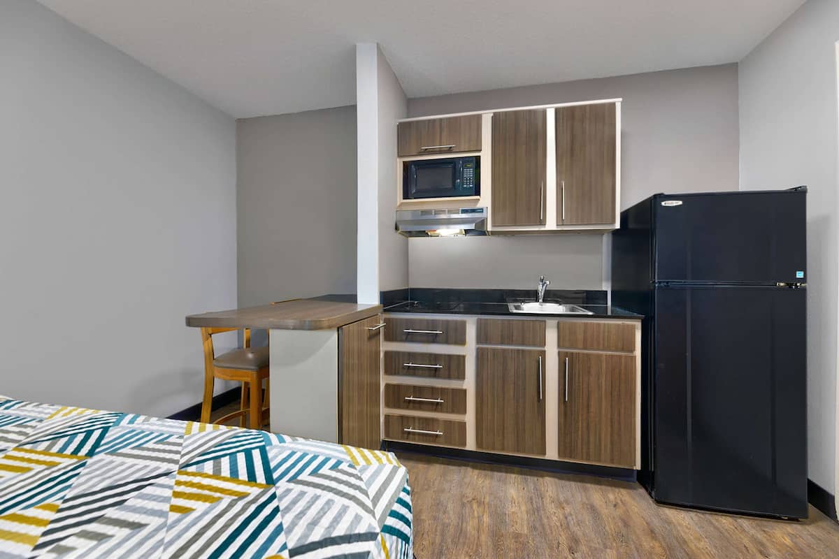 Lemari es, microwave, dan mesin pembuat kopi/teh