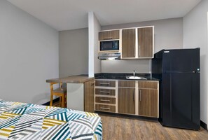 Jääkaappi, mikroaaltouuni, kahvin-/teenkeitin