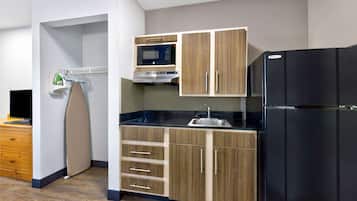 Refrigerador, microondas, cafetera/tetera, utensilios de cocina