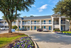 Exterior - Studio 6 North Richland Hills, TX - Fort Worth (North Richland Hills)