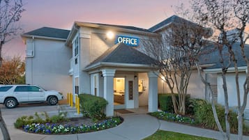 Voorkant accommodatie - avond/nacht