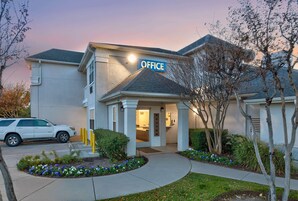 住宿正面 - 傍晚/夜晚