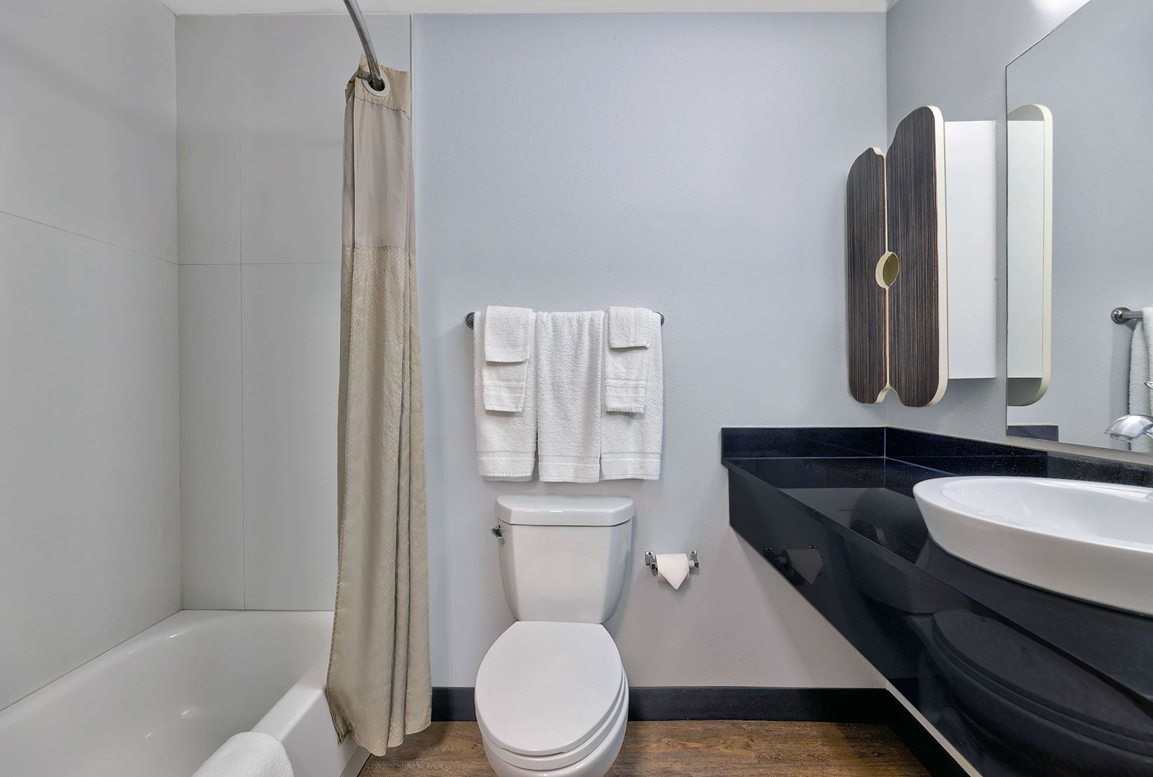 Ensemble douche/baignoire, serviettes fournies