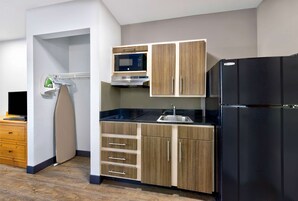 冰箱、微波炉、茶具/咖啡用具、厨具/餐具