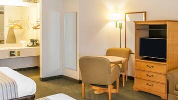 Schreibtisch, VerdunkelungsvorhĂ€nge, BĂŒgeleisen/BĂŒgelbrett