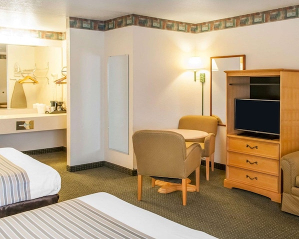 デスク、遮光カーテン、アイロン / アイロン台、WiFi (無料)