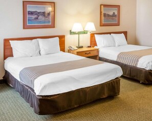 Escrivaninha, cortinas blackout, ferros/tábuas de passar roupa