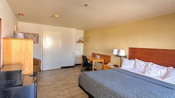 Habitación, 1 cama King size, con acceso para personas discapacitadas, para no fumadores | Escritorio, cortinas blackout y tabla de planchar con plancha