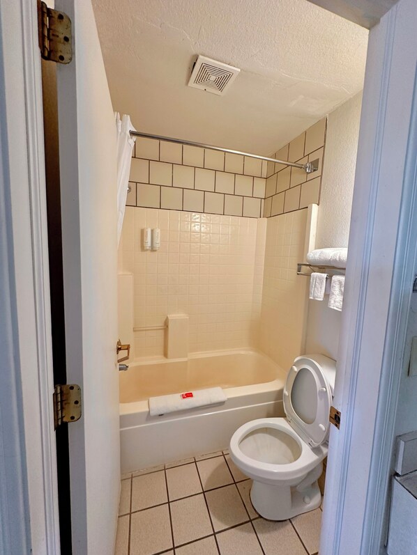 Room, 1 King Bed, Non Smoking | Bathroom | Combined shower/tub, free toiletries, hair dryer, towels