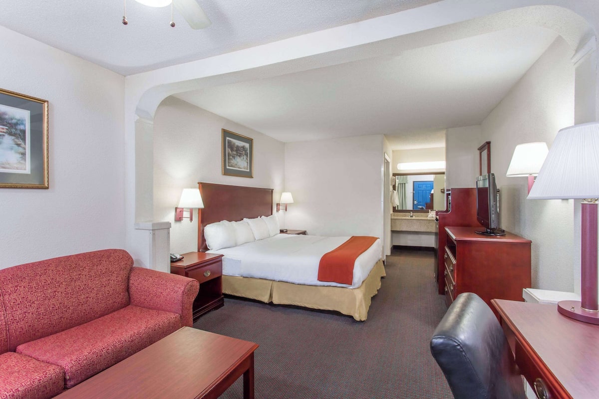 1 King Bed, Studio Suite, Non-Smoking