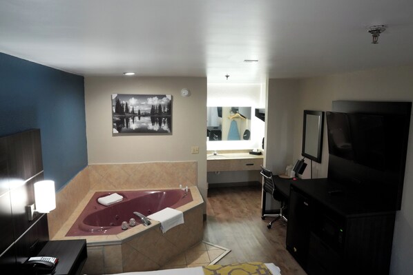 Habitación Deluxe, 1 cama King size, para no fumadores | Tabla de planchar con plancha, wifi gratis y ropa de cama