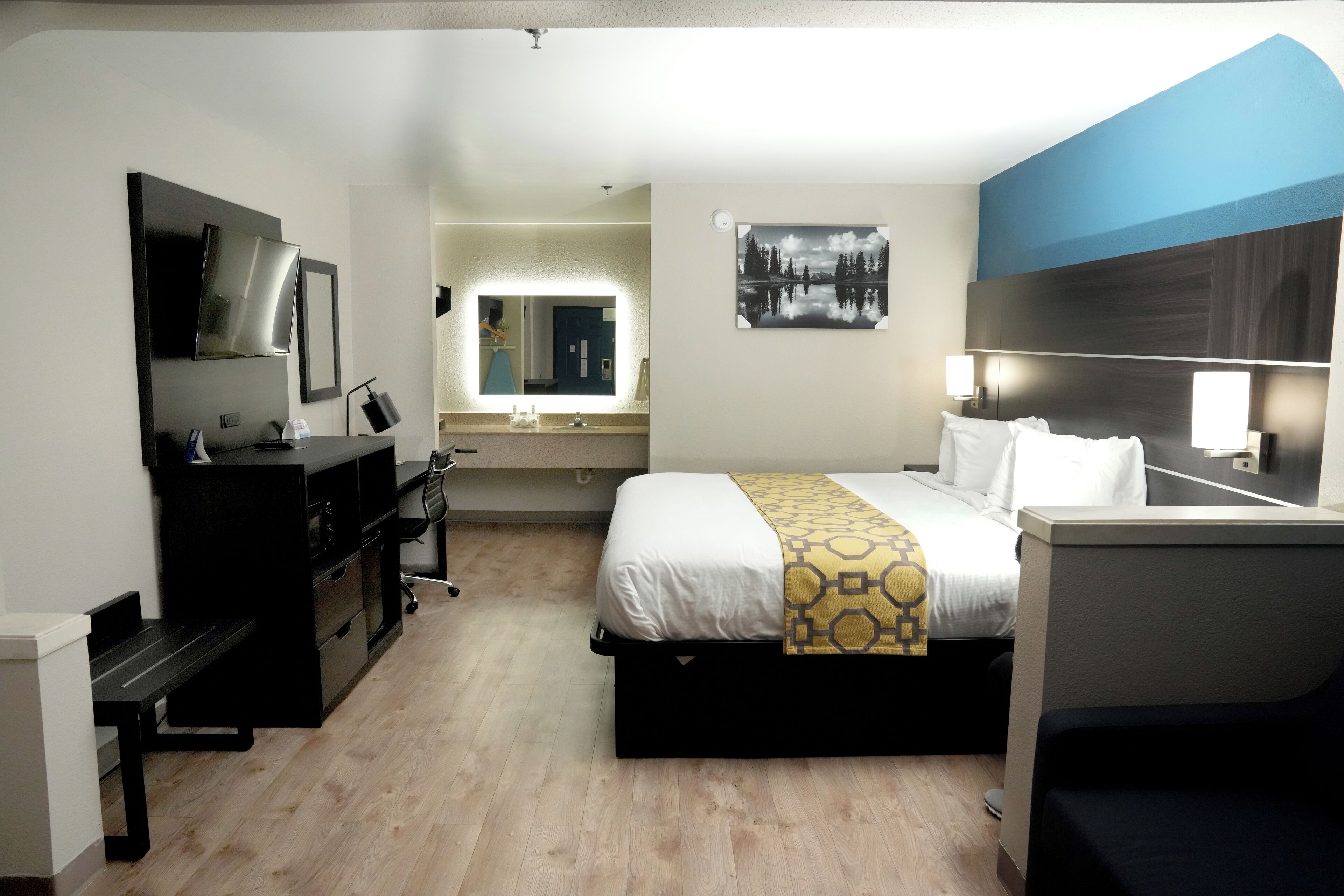 1 King Bed, Studio Suite, Non-Smoking  | Iron/ironing board, free WiFi, bed sheets