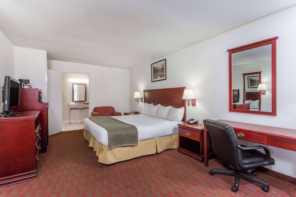 1 King Bed, Accessible Room, Non-Smoking